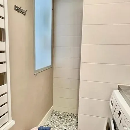 Superbe Vue Et Piscine * Bandol